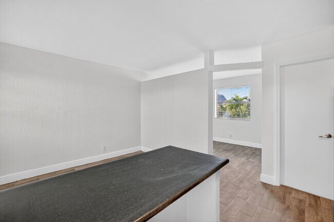 Building Photo - QUICK MOVE IN | FIRST MONTH FREE - Bright & Modern 1-Bedroom Apartment in Prime Oakland Park Loca...