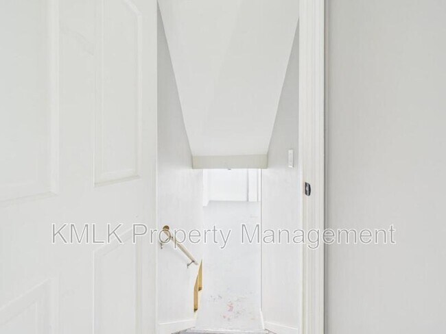 Building Photo - 874 Pleasant St