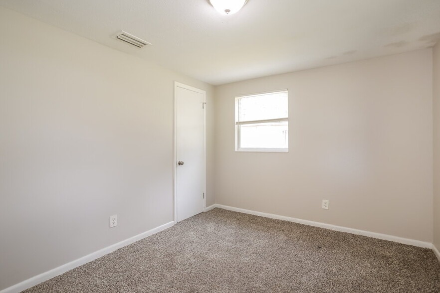 Building Photo - 5816 Sonora Dr W
