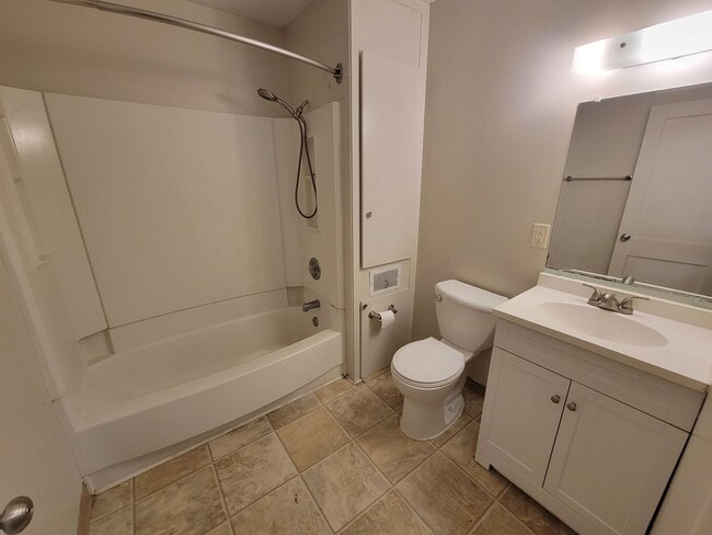 Building Photo - SPACIOUS TWO BEDROOM ONE BATH DUPLEX!! GREAT AMENITIES, LOCATION, AND PRICE!