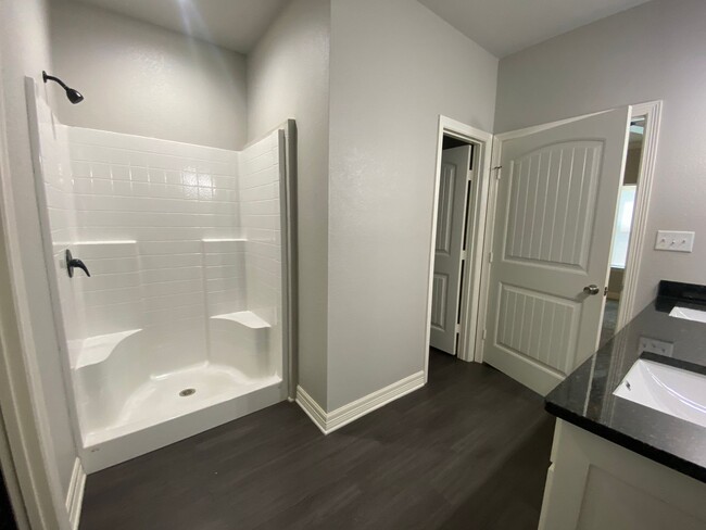 Building Photo - 3-bed, 2-bath built in 2022!