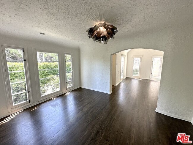 Building Photo - 9019 Rosewood Ave