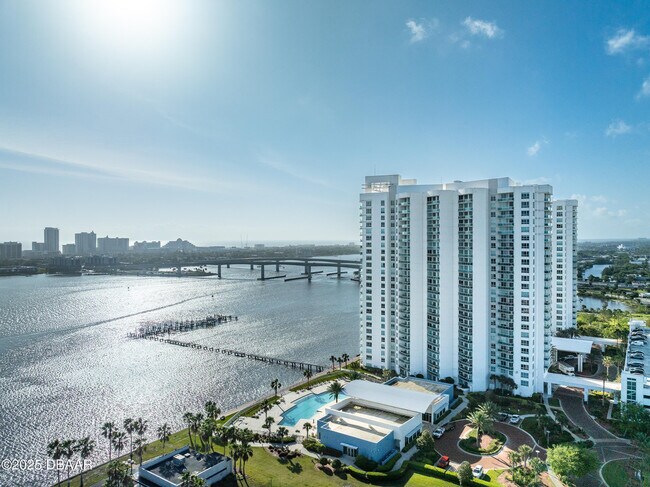 Building Photo - 231 Riverside Dr