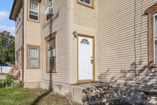 Building Photo - 1108 S Westnedge Ave