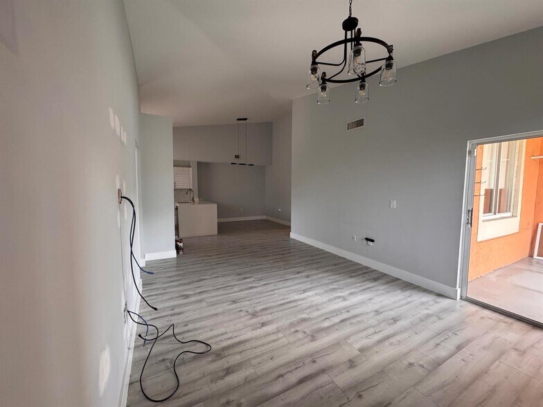 Building Photo - 6936 SW 39th St