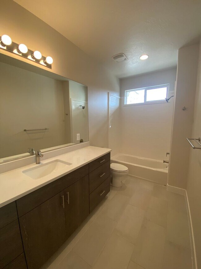 Building Photo - Townhome In Crimson Park