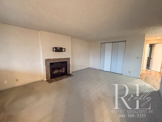 Building Photo - Top-Floor 1-Bedroom Condo with Stunning Mo...