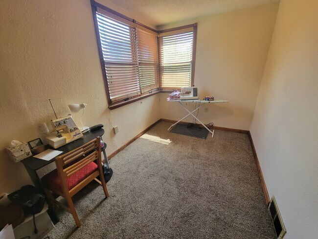 Building Photo - AVAILABLE JULY - 2 BED 1 BATH