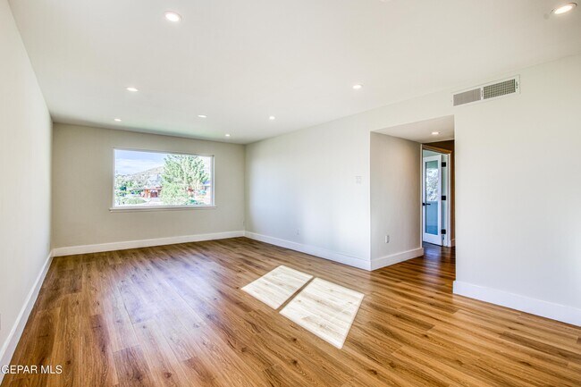 Building Photo - 1210 La Cruz Dr