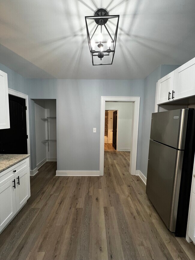 Building Photo - 2835 Avondale Ave