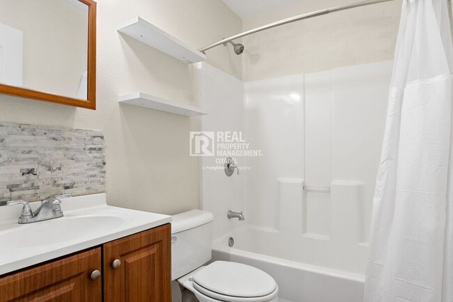 Building Photo - 1425 W Woodcrest Ave