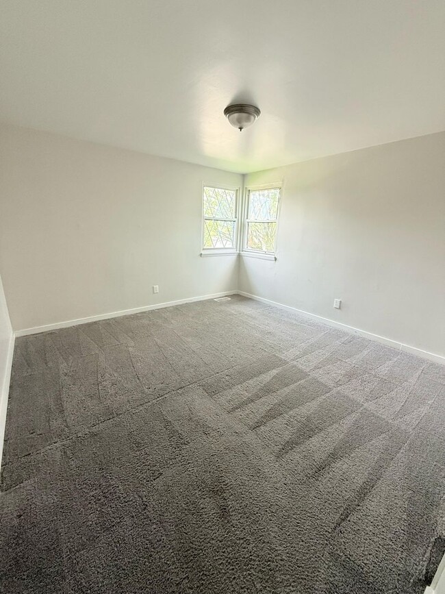 Building Photo - Updated 2BD 1BA house in McKeesport!