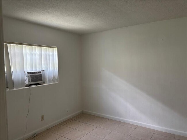 Building Photo - 6011 SW 41st St
