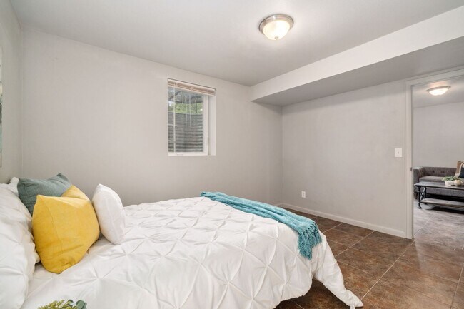 Building Photo - 810 W Laurel St