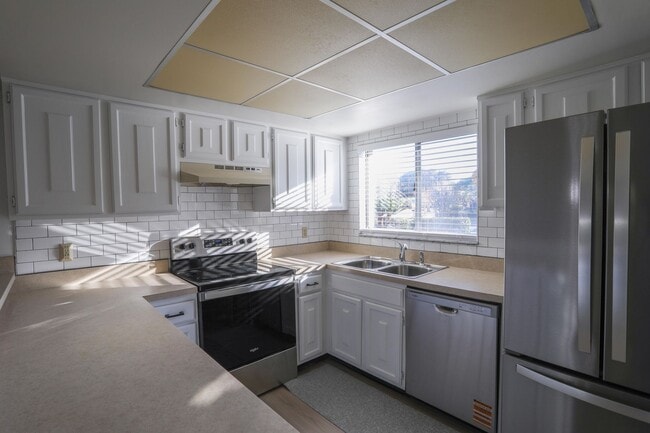 Building Photo - 5005 Ledgewood Way