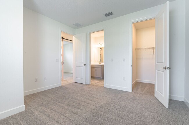 Building Photo - Stunning 2 Bed/2 Bath Home in Esplanade wi...