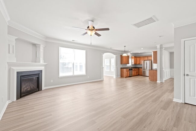 Building Photo - Move-in Ready (Fresh Paint, New Carpet!)