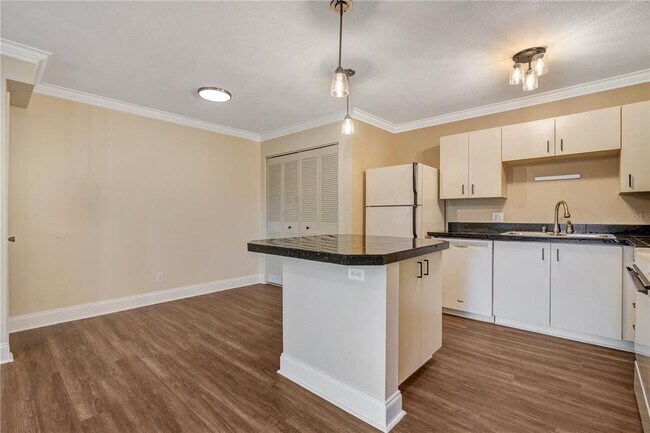 Building Photo - 370 Lake Placid Ct