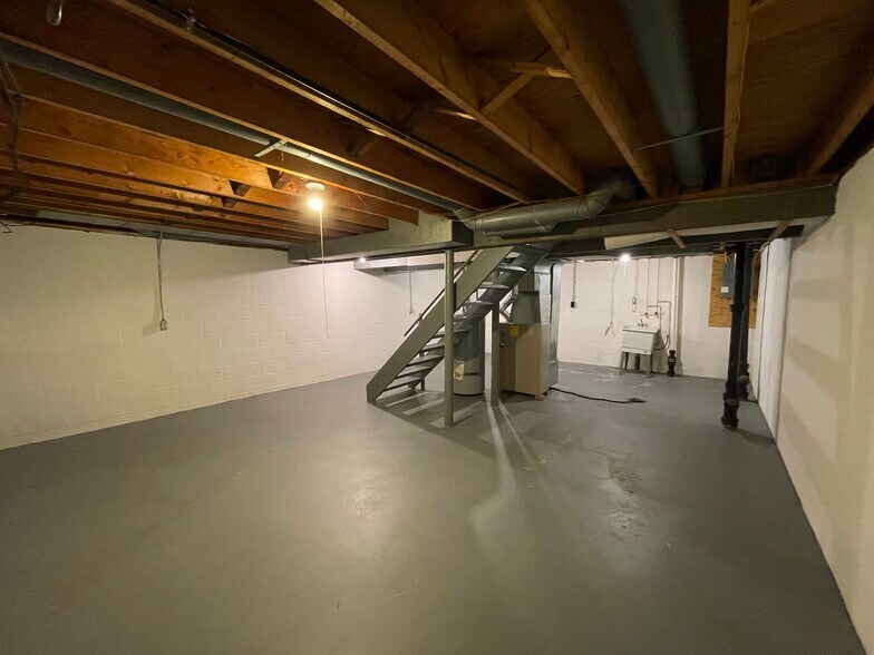 Building Photo - 639 E 43rd St