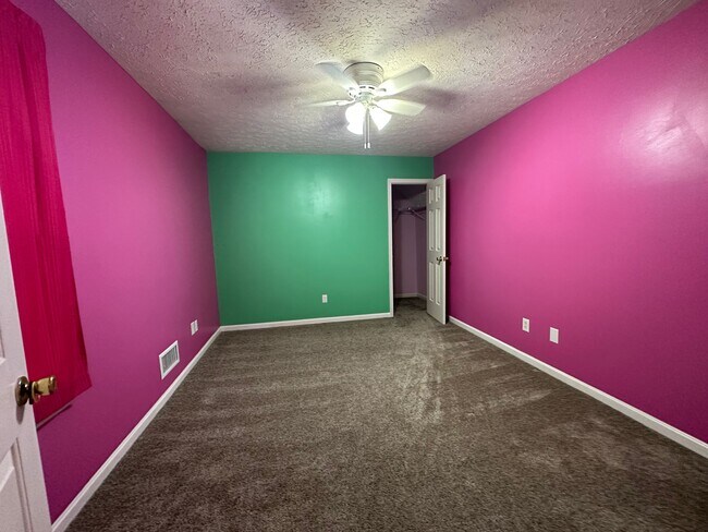 Building Photo - 9800 Spring Pointe Ct