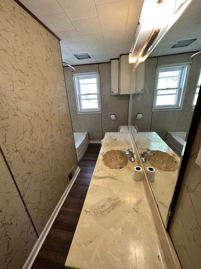 bathroom - 1005 N 17th St