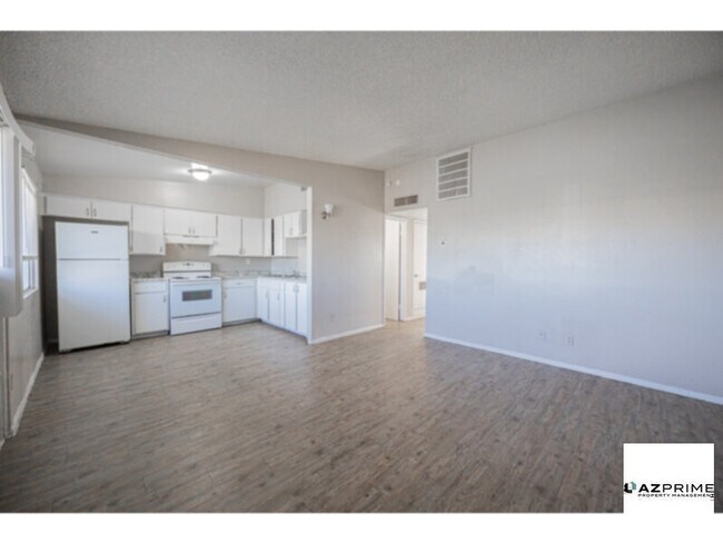 Building Photo - Introducing this Delightful Phoenix 2/1 Apartment Unit!