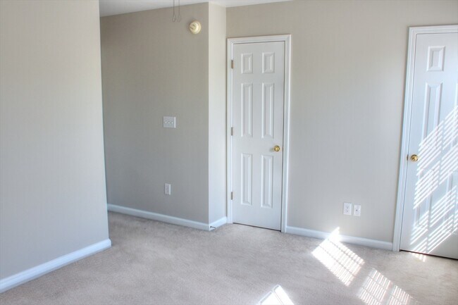 Building Photo - Great End Unit Townhome- Located in Mid-to...