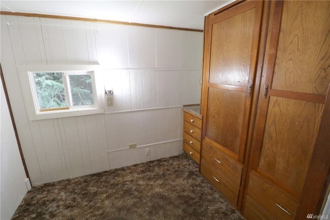 Building Photo - Bremerton Home with Bonus Rooms and Large Yard