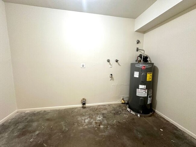 Building Photo - $500 Move In Special!2-bedroom, 1-bath apartment in Mesa, AZ