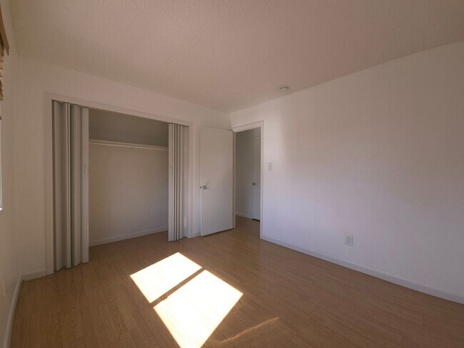 Building Photo - 2 Bedroom Oasis With Covered Parking