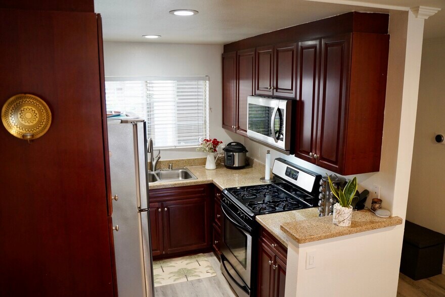 Building Photo - 21500 Burbank Blvd