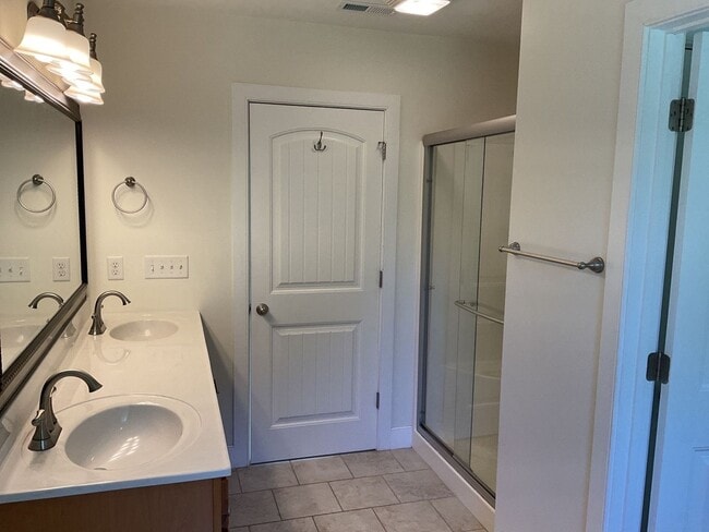 Building Photo - 4 Bedroom 2.5 Bathroom located in Old Mill...