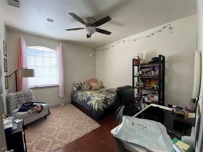 Building Photo - 615 W N Loop Blvd