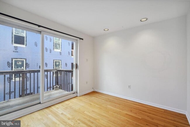 Building Photo - 830 Kater St