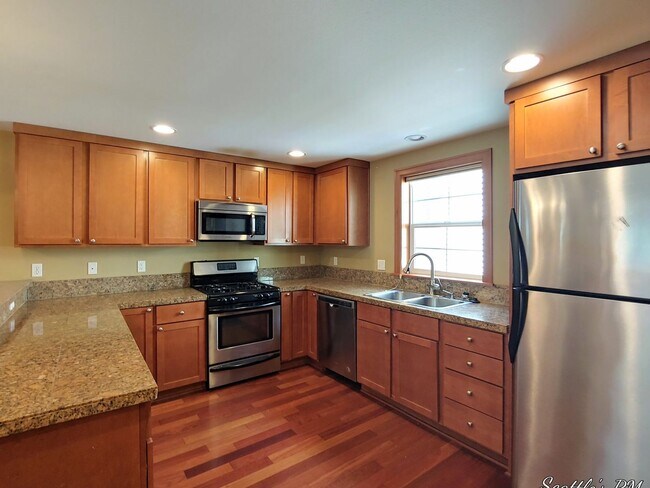 Building Photo - Gorgeous North Seattle Townhome