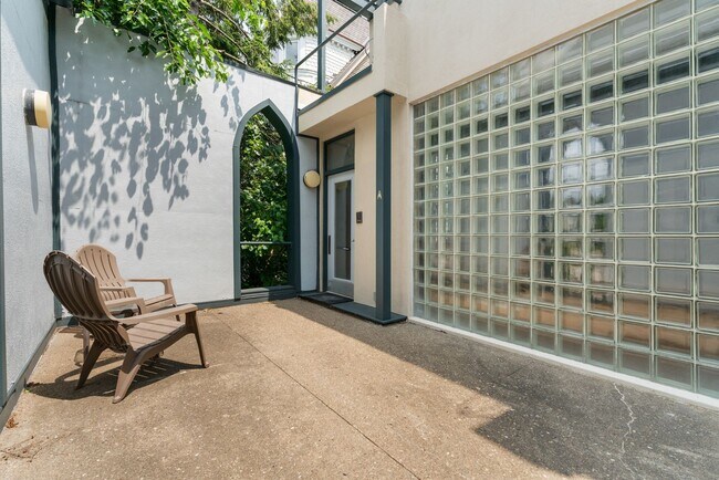 Building Photo - Amazing Shadyside Townhouse with two full bathrooms, off street parking and Central Air!!