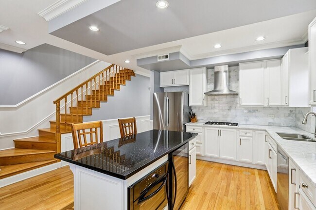 Building Photo - 3432 S Prairie Ave