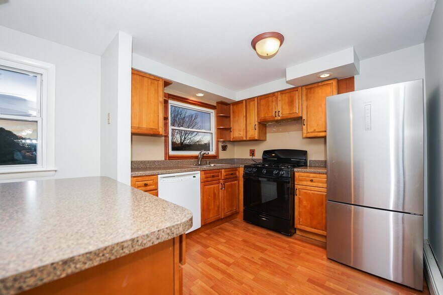 Kitchen - 142 Maple Ave