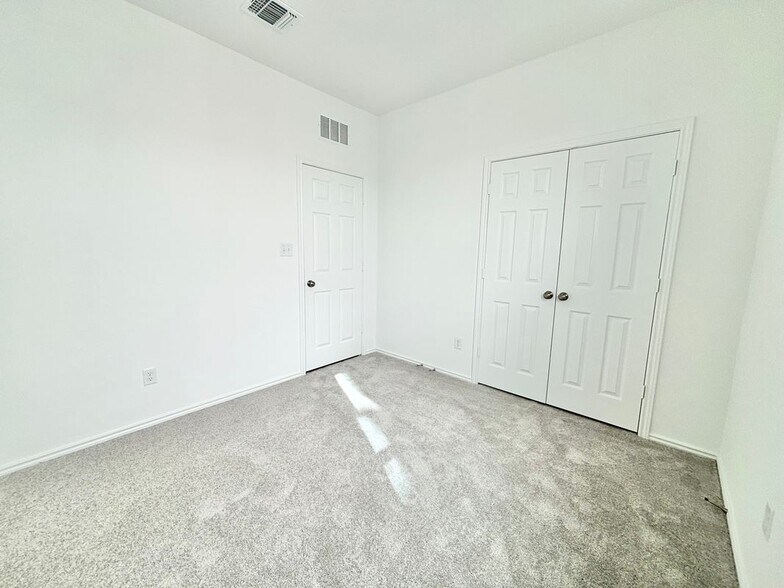 Building Photo - 117 Redonda Dr
