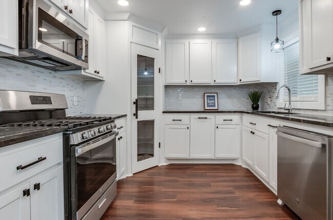 Building Photo - $500 OFF FIRST FULL MONTH PROMOTION!