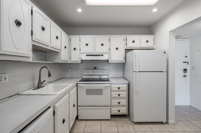 Building Photo - 251 S Cypress Rd