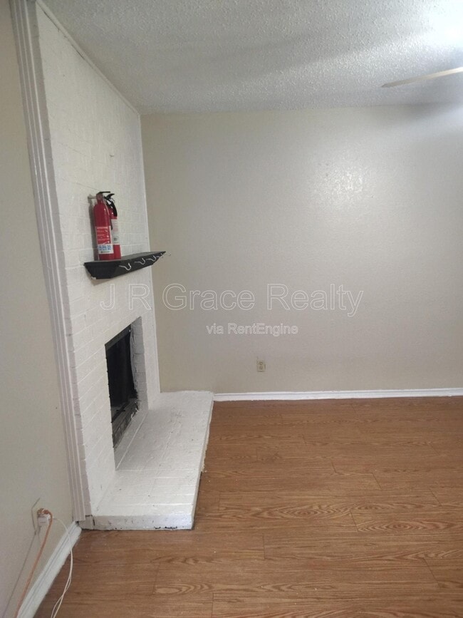 Building Photo - 5947 Shadydell Dr