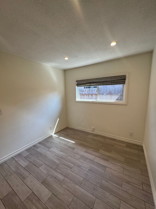 Building Photo - 2233 Orange Ave