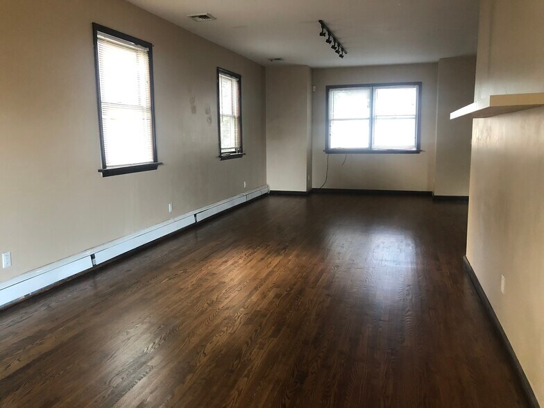 Hardwood floors - 2870 Woods Ave