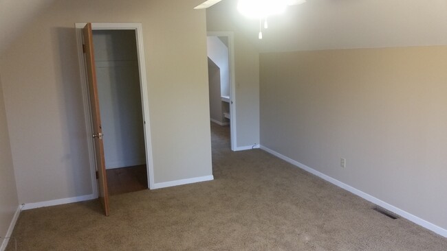 Building Photo - Large 5 Bedroom Nall Hills Home