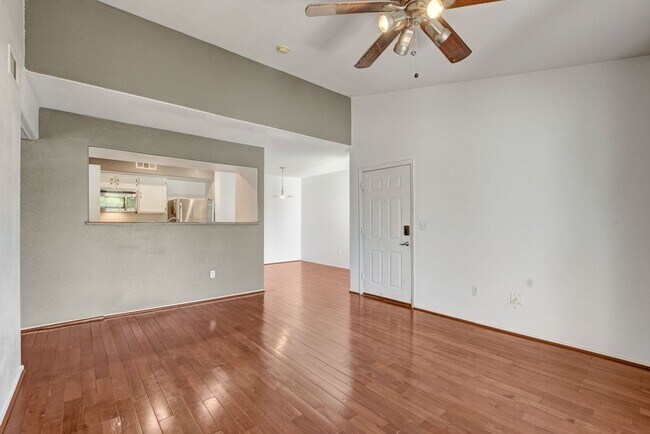 Building Photo - Adorable Southwest condo