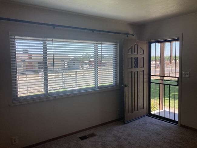 Building Photo - Turlock Country Living 3 Bedroom 2 Bath Home