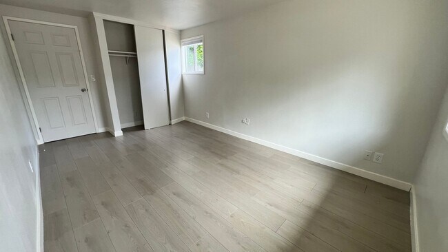 Building Photo - Newly Remodeled and Spacious 3 bedroom 1 b...