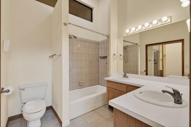 Building Photo - 6016 Pompano St