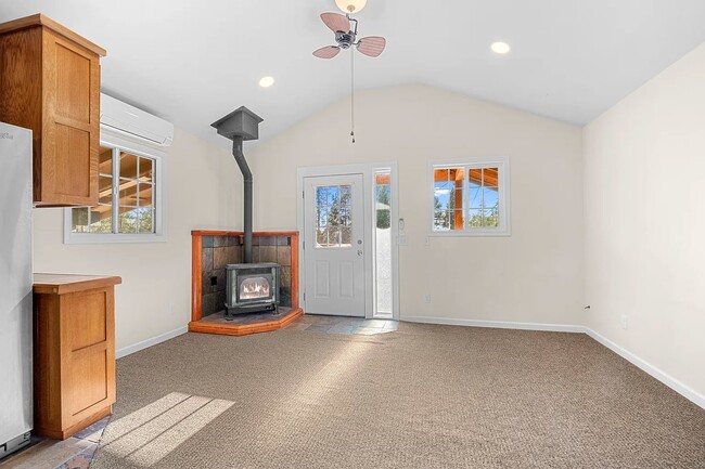 Building Photo - Darling cottage nestled in the woods near Holiday Market in Pleasant Valley!